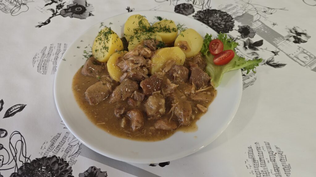 Gulasz w restauracji Pirat w Unieściu