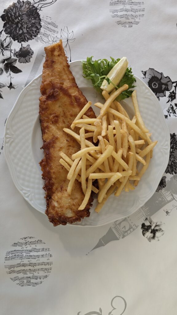 Ryba z frytkami w restauracji Pirat w Unieściu
