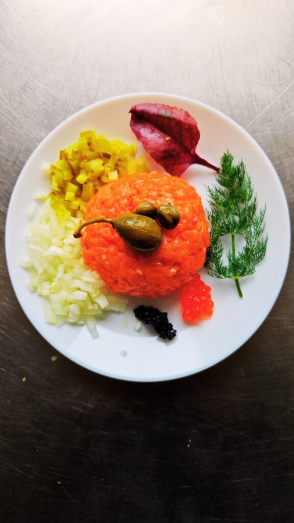 Przystawka tatar w restauracji Piart w Unieściu