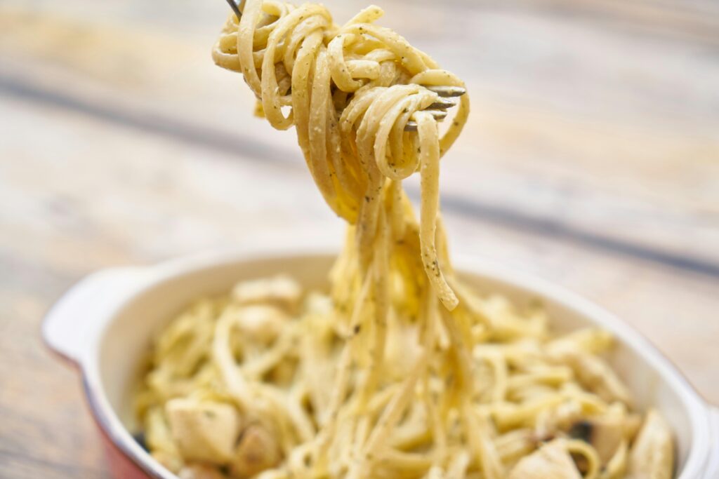Świeży makaron - domowa pasta włoska przygotowywana na miejscu